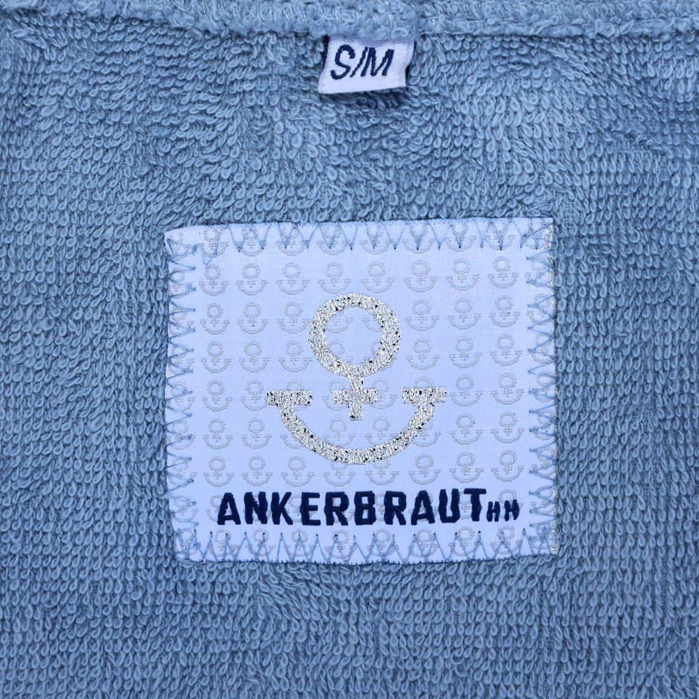 Weibliches Model mit ANKERBRAUT Beach-Poncho in Dove Blue