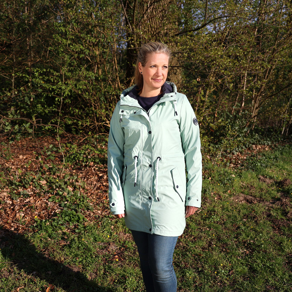 Weibliches Model mit CAMPS BAY Regenjacke in Harbour Grey