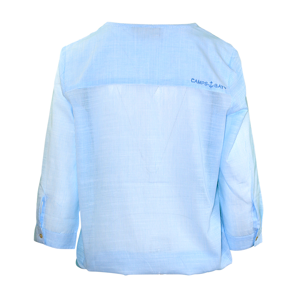 Weibliches Model mit CAMPS BAY Bluse in White-Light Blue
