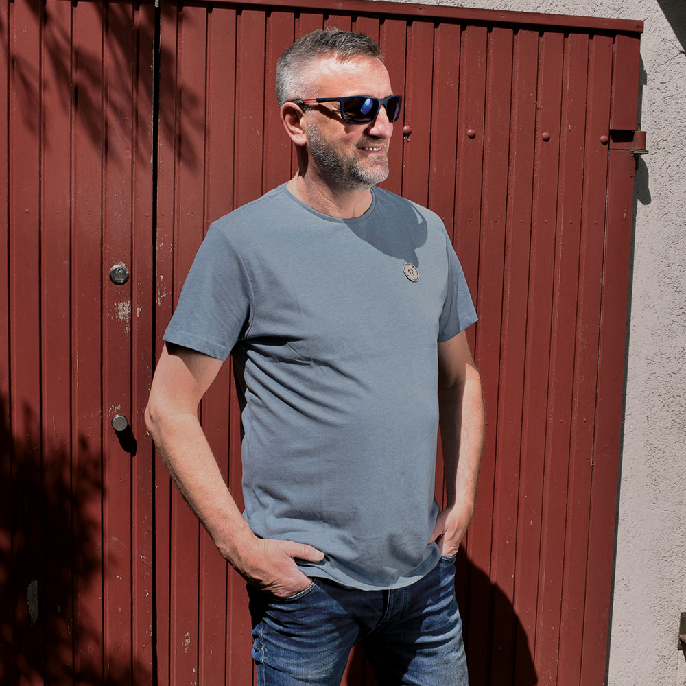 Männliches Model mit CAMPS BAY T-Shirt in China Blue Melange