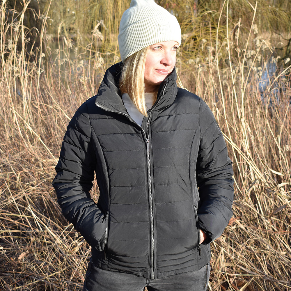 Weibliches Model mit CAMPS BAY Jacke in Schwarz