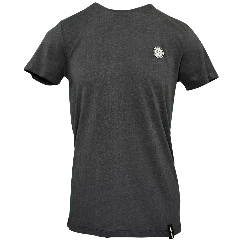 Männliches Model mit CAMPS BAY T-Shirt in Forged Iron Melange