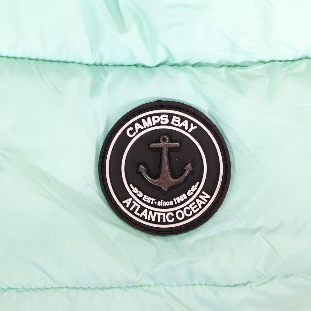 Weibliches Model mit CAMPS BAY Steppjacke in Harbour Grey