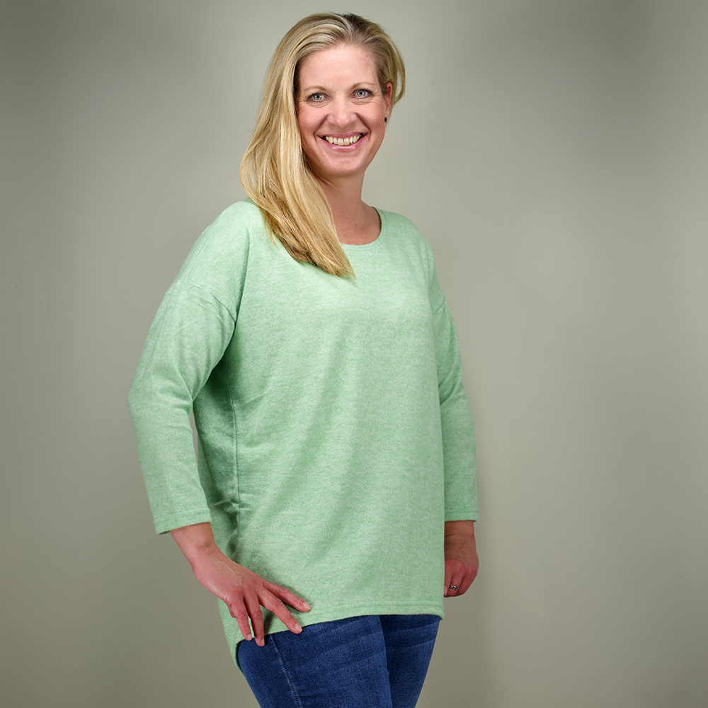 Weibliches Model mit CAMPS BAY Shirt in Fair Green Marl