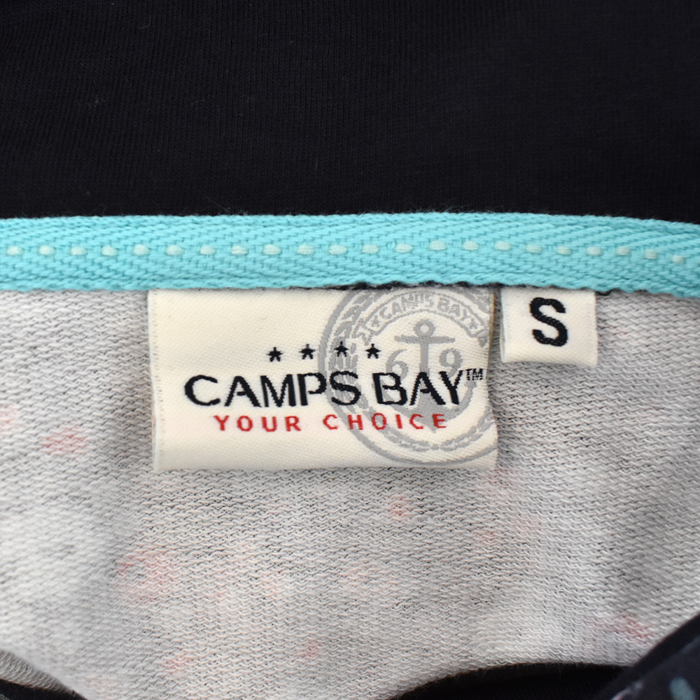 Weibliches Model mit CAMPS BAY Hoodie in Aqua Flowers