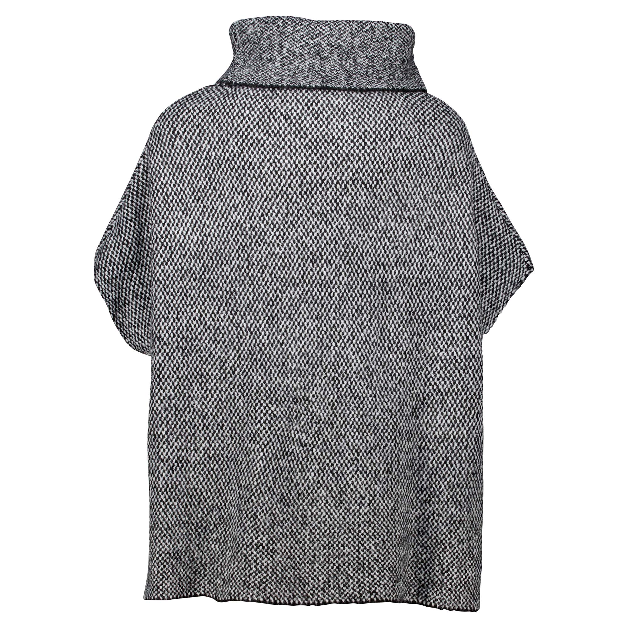 Weibliches Model mit CAMPS BAY Poncho 