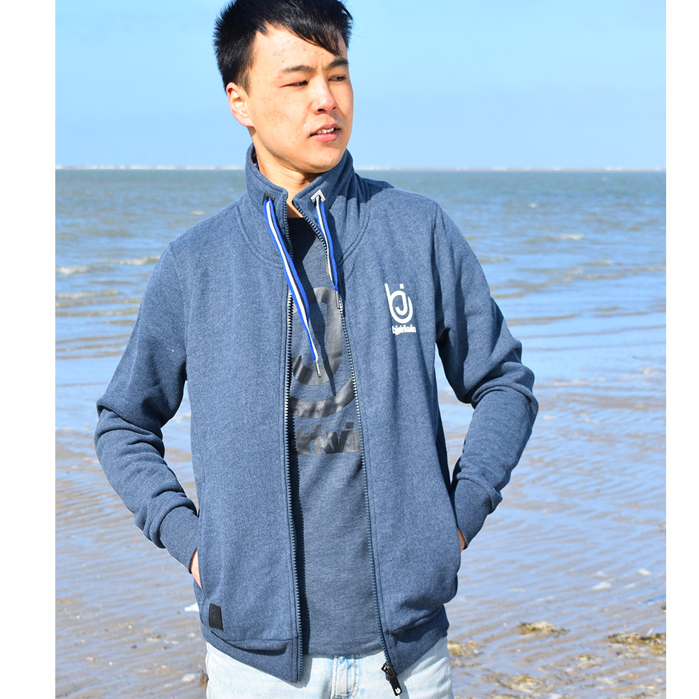 Männliches Model mit Björkvin Sweatjacke in Total Eclipse Melange 