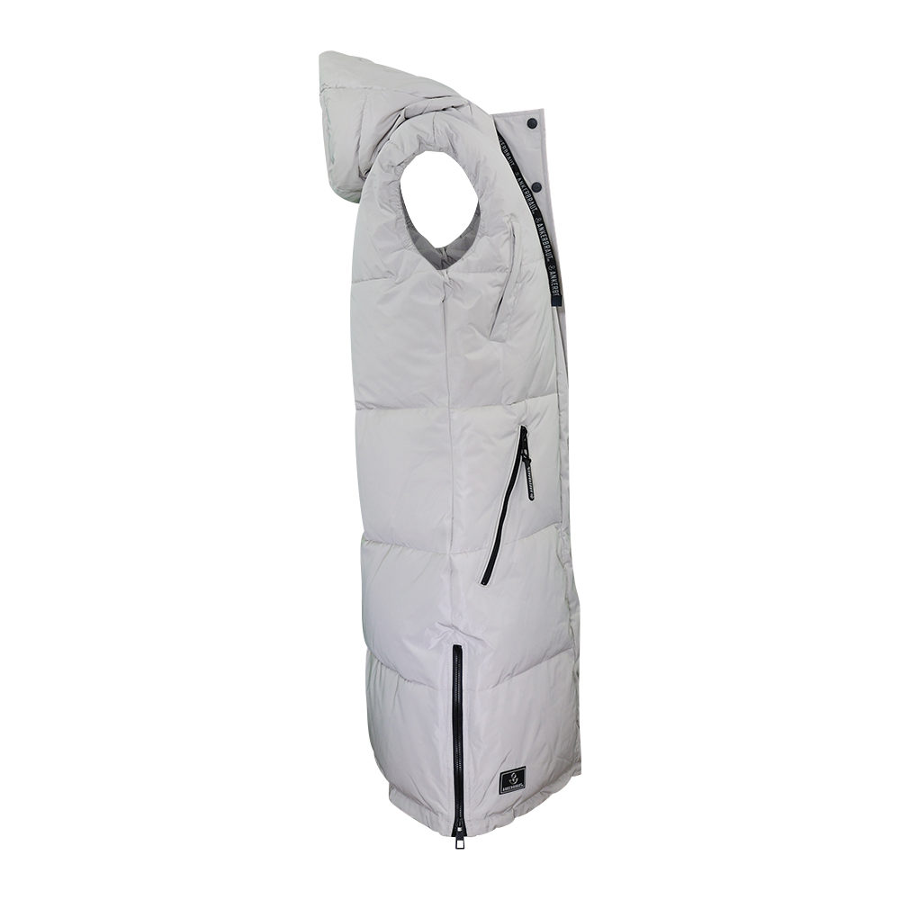 Weibliches Model mit ANKERBRAUT Long-Weste in Kitt