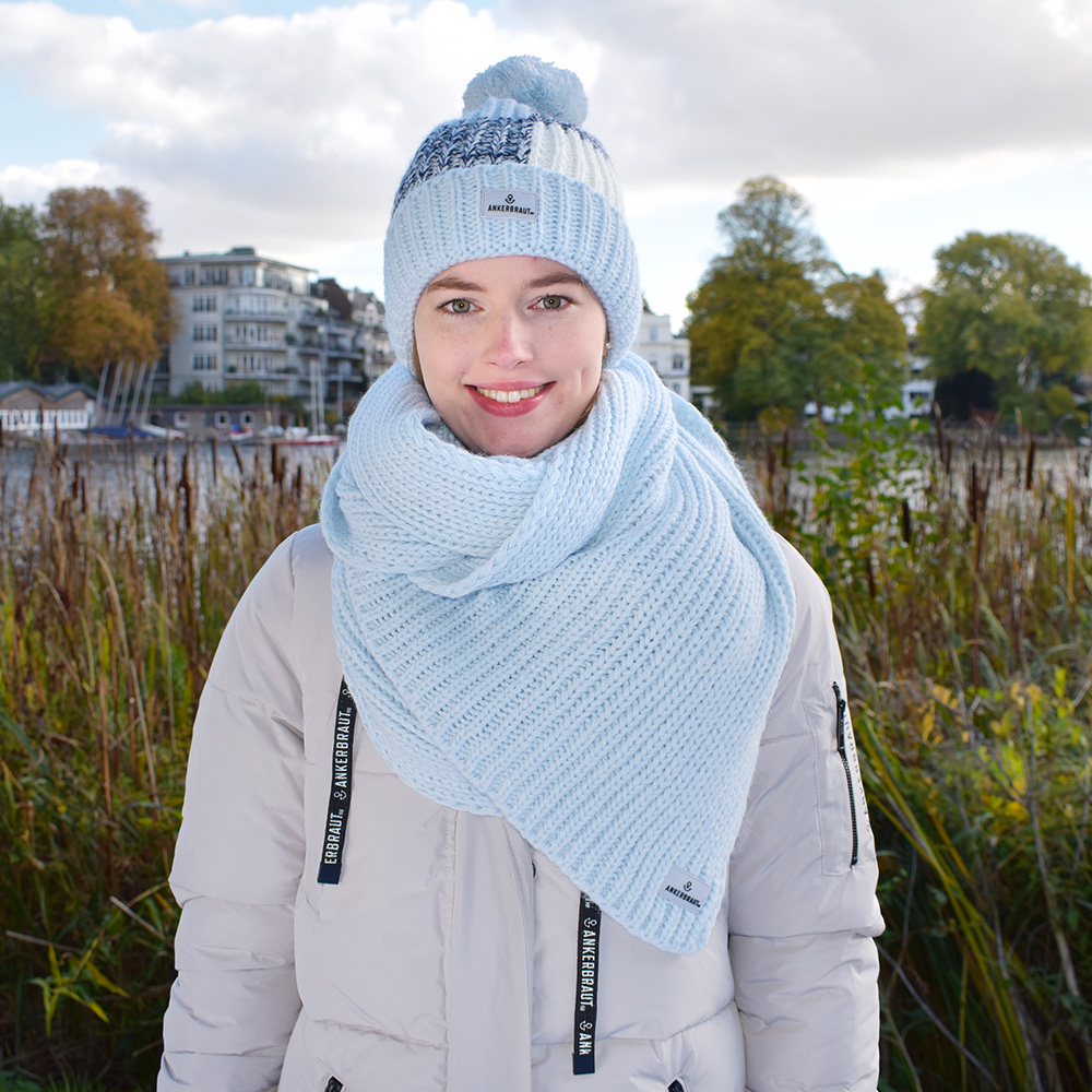 Weibliches Model mit ANKERBRAUT Schal in Ice