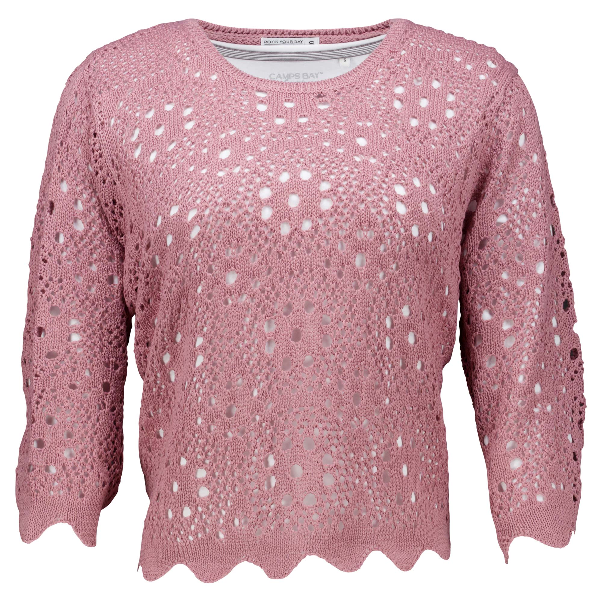 Weibliches Model mit Rock You Day Strickjacke in Blossum Rose