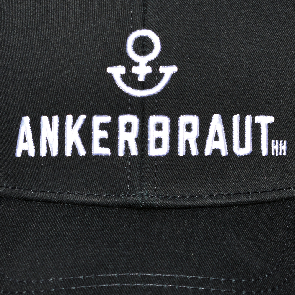 Weibliches Model mit ANKERBRAUT Cap in Schwarz