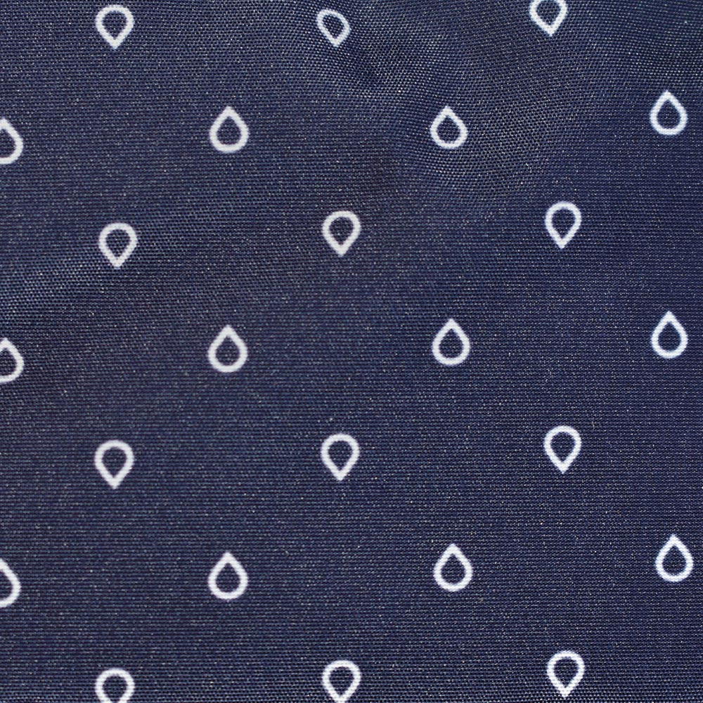 Weibliches Model mit ANKERBRAUT Weste in Night Sky