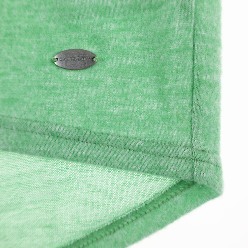 Weibliches Model mit CAMPS BAY Shirt in Fair Green Marl