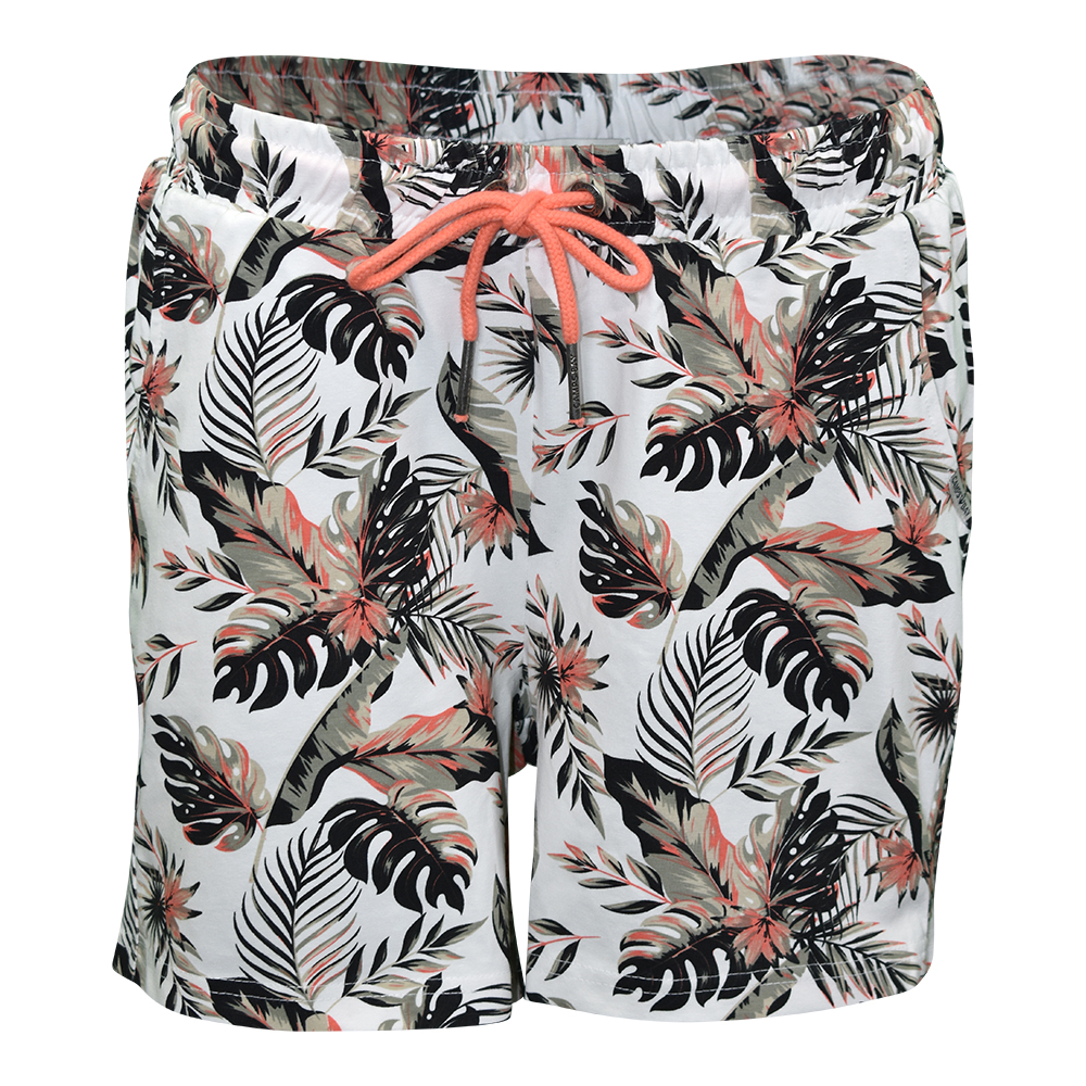 Weibliches Model mit CAMPS BAY Shorts in Fusion Coral