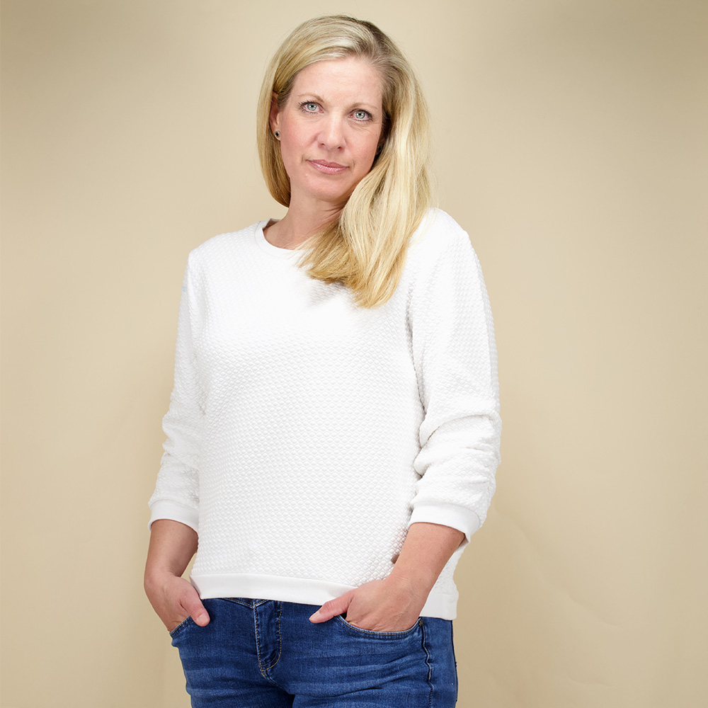 Weibliches Model mit CAMPS BAY Shirt in Offwhite