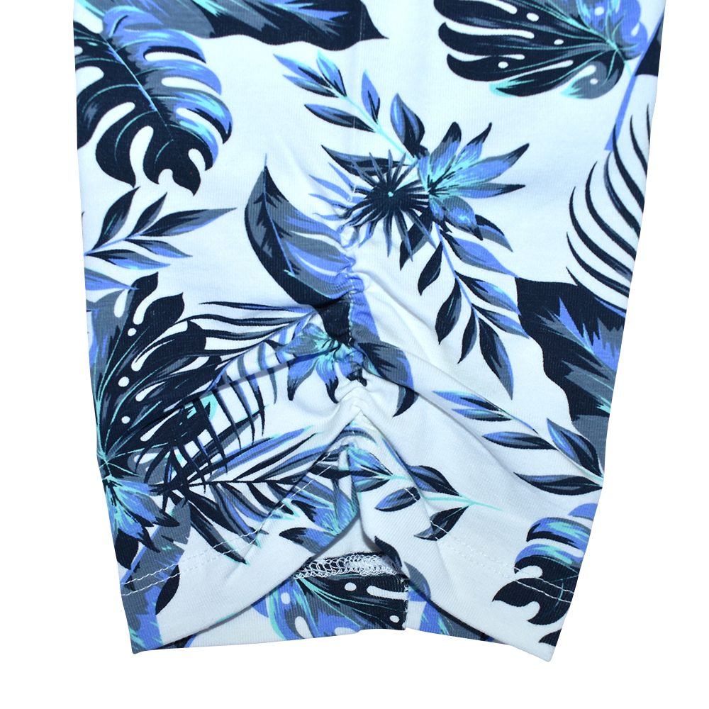 Weibliches Model mit CAMPS BAY Leggins in Aqua Sky