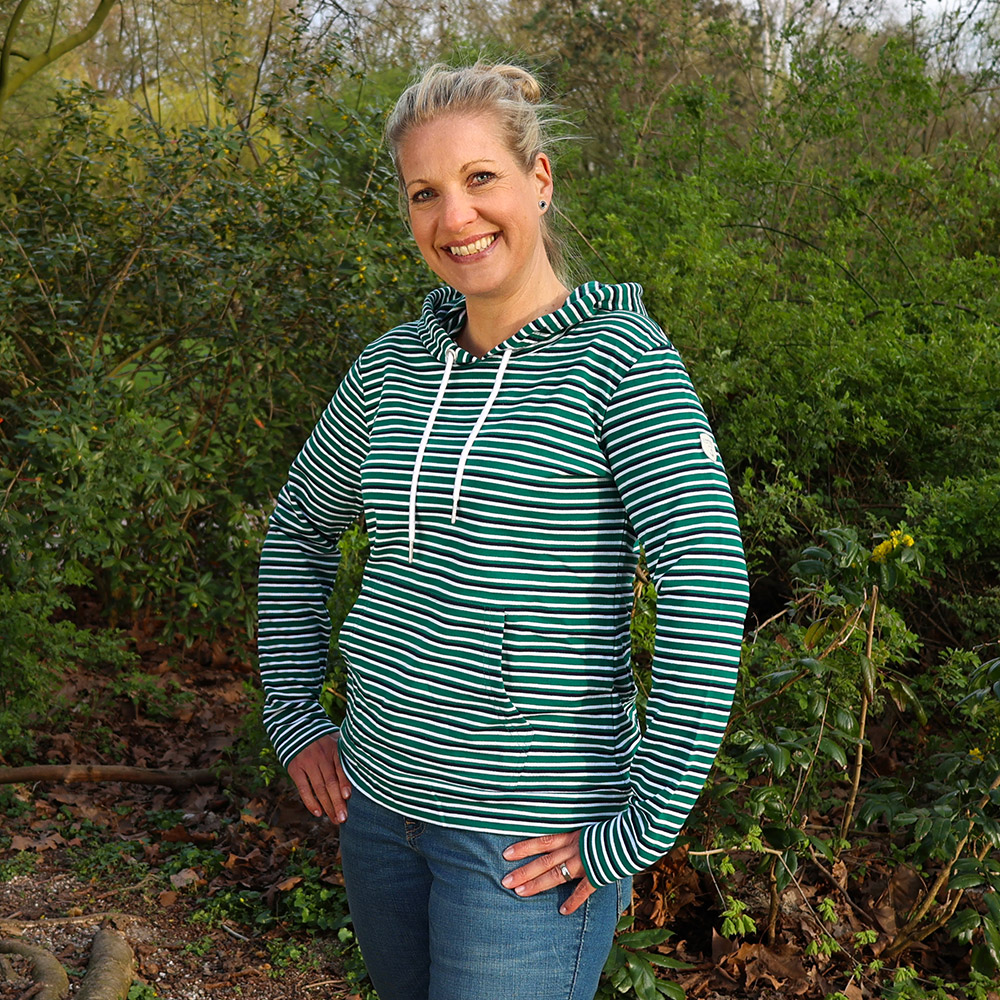 Weibliches Model mit CAMPS BAY Hoodie in Grün gestreift