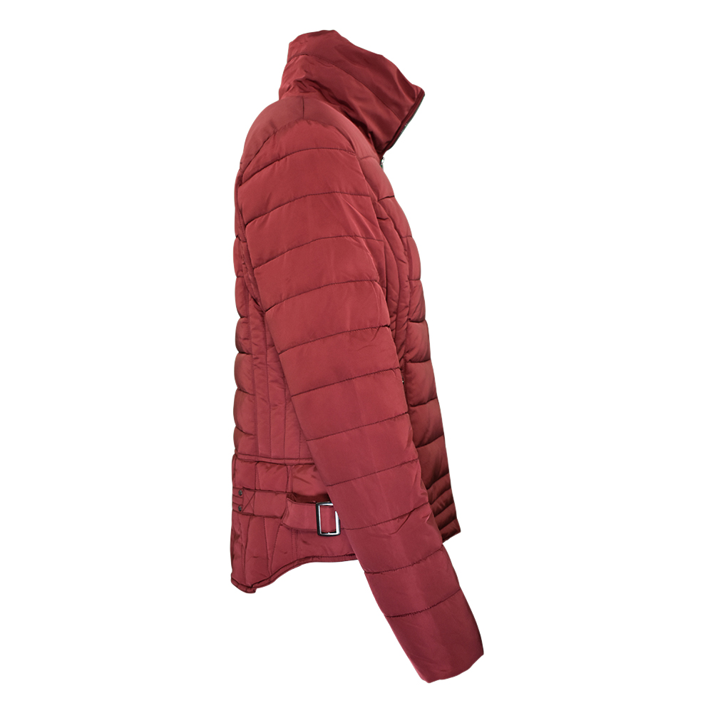 Weibliches Model mit CAMPS BAY Jacke in Burgundy