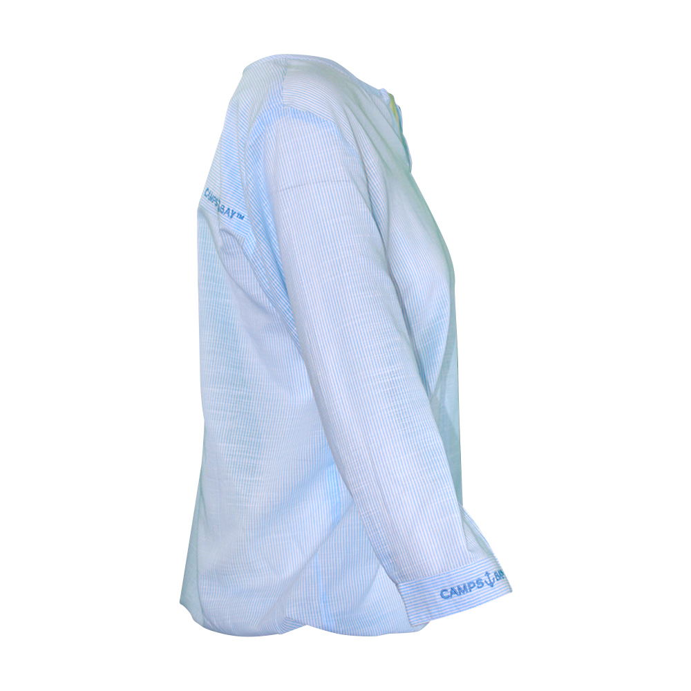 Weibliches Model mit CAMPS BAY Bluse in White-Light Blue