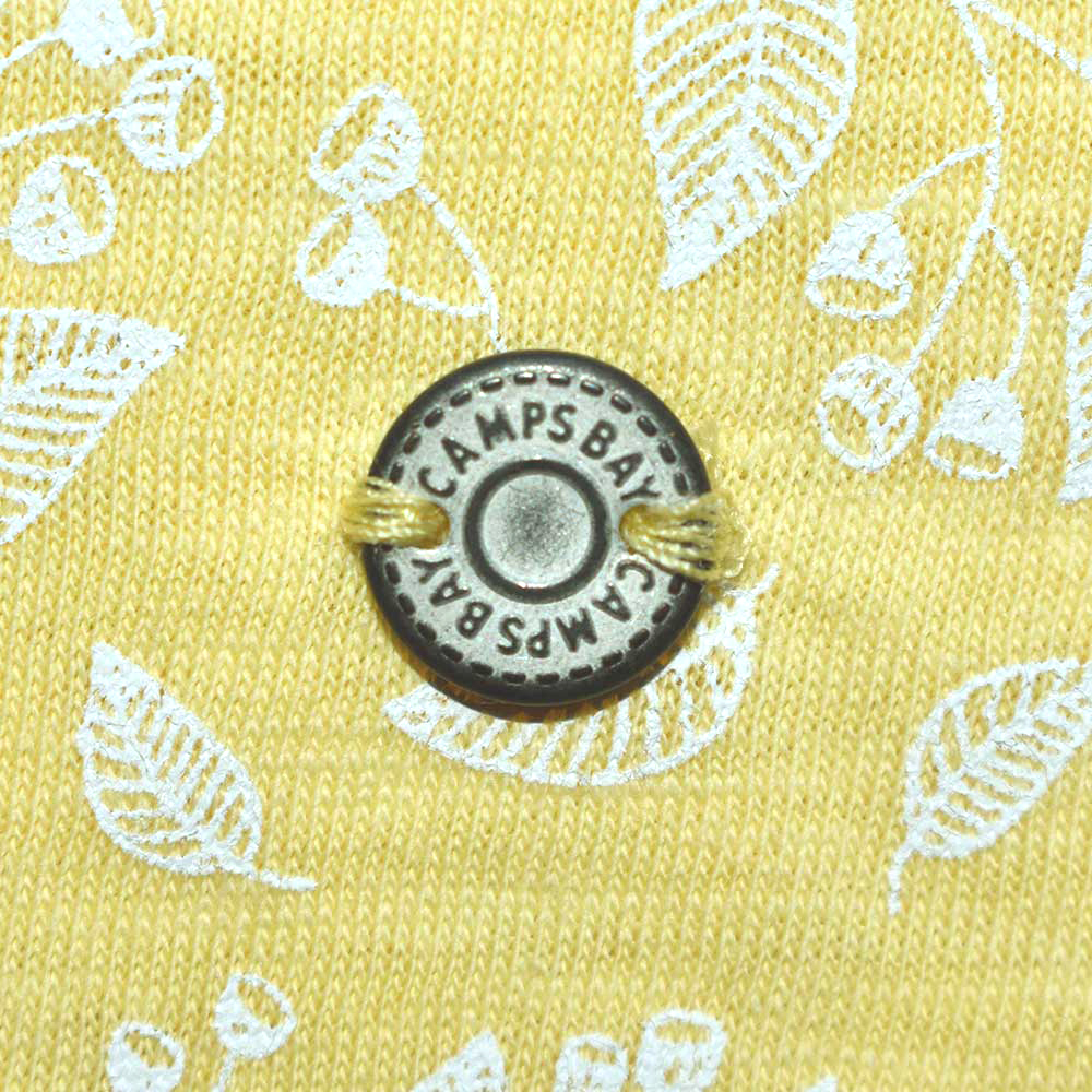 Weibliches Model mit CAMPS BAY Shirt in Pale Banana