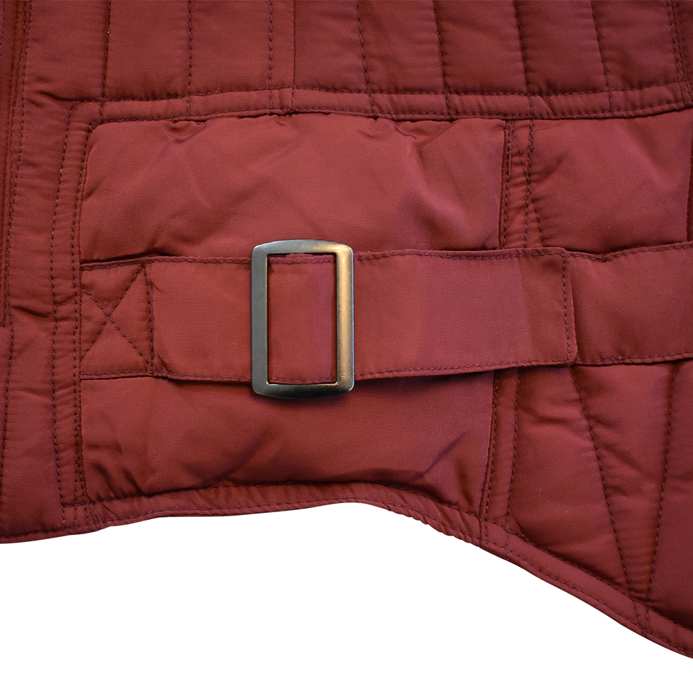 Weibliches Model mit CAMPS BAY Jacke in Burgundy