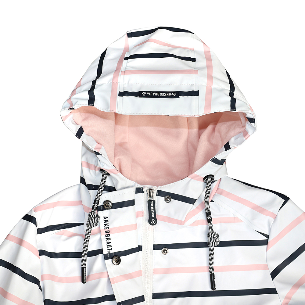 Weibliches Model mit ANKERBRAUT Regenjacke in Bright White