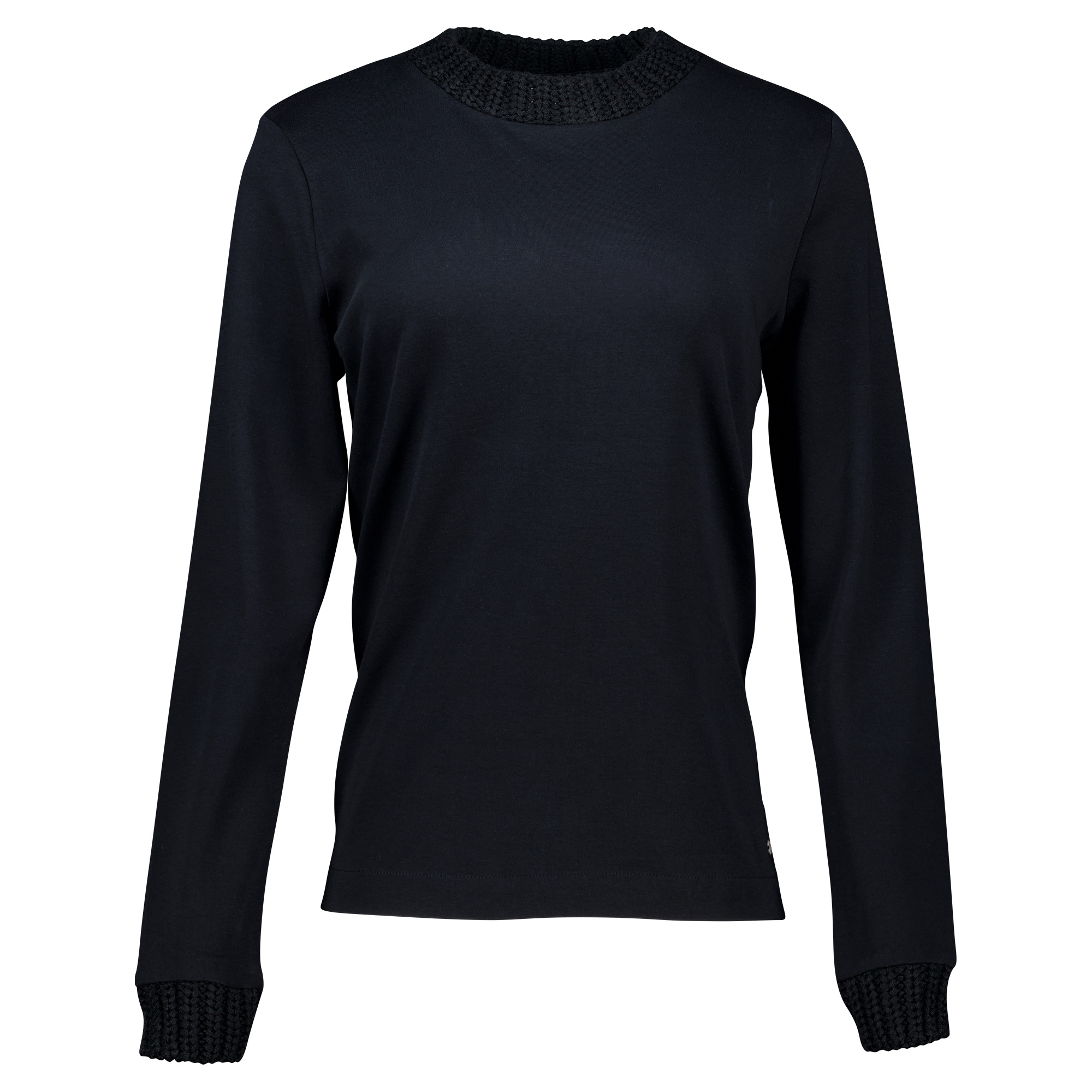 Weibliches Model mit CAMPS BAY Langarm-Shirt in Schwarz