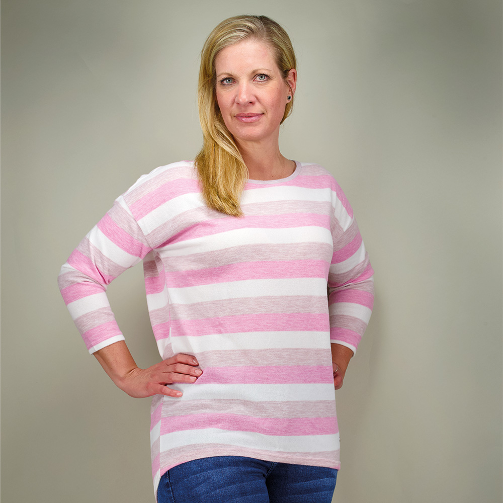 Weibliches Model mit CAMPS BAY Shirt in Rose Pink Stripe