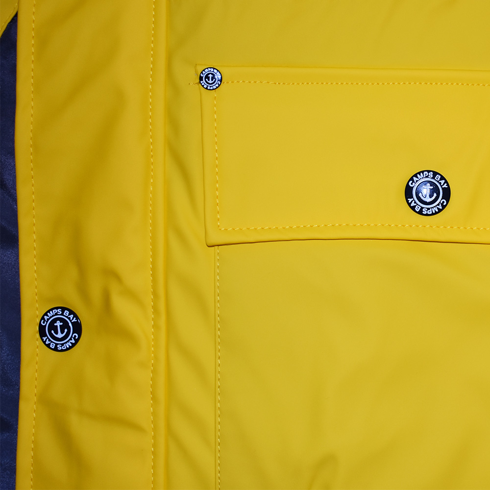 Männliches Model mit CAMPS BAY Wetterjacke in Lemon Chrome
