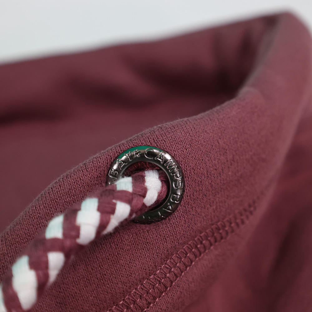 Weibliches Model mit CAMPS BAY Sweatkleid in Rose Brown