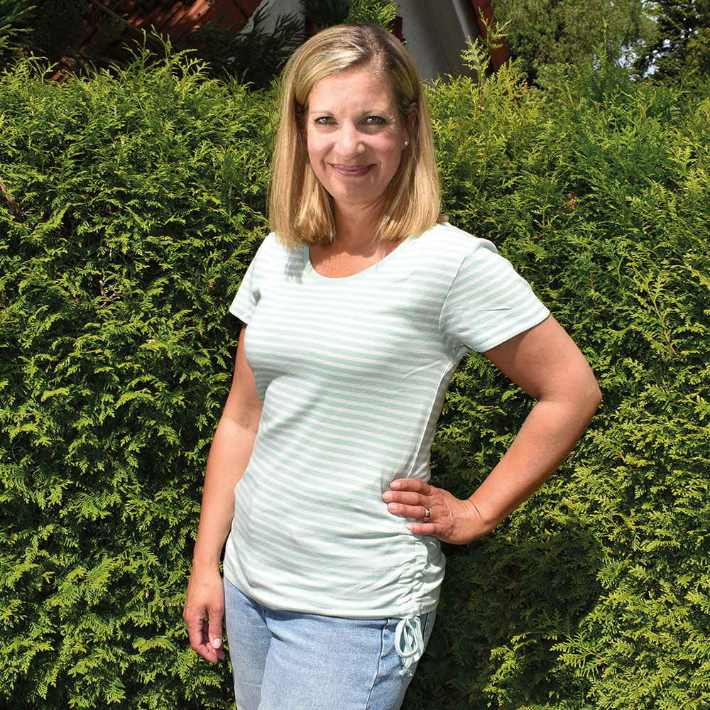 Weibliches Model mit CAMPS BAY T-Shirt in Harbour Grey