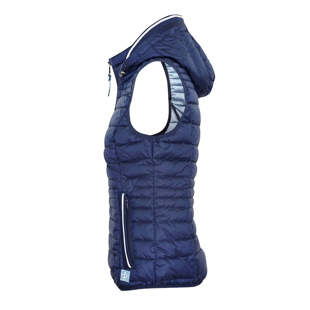 Weibliches Model mit CAMPS BAY Weste in Maritime Blue