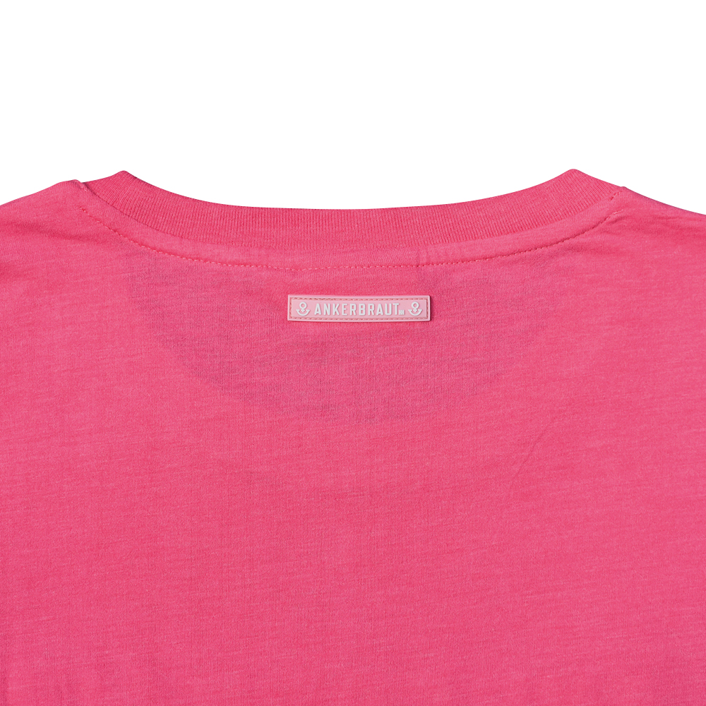 Weibliches Model mit ANKERBRAUT T-Shirt in Pink Flambé