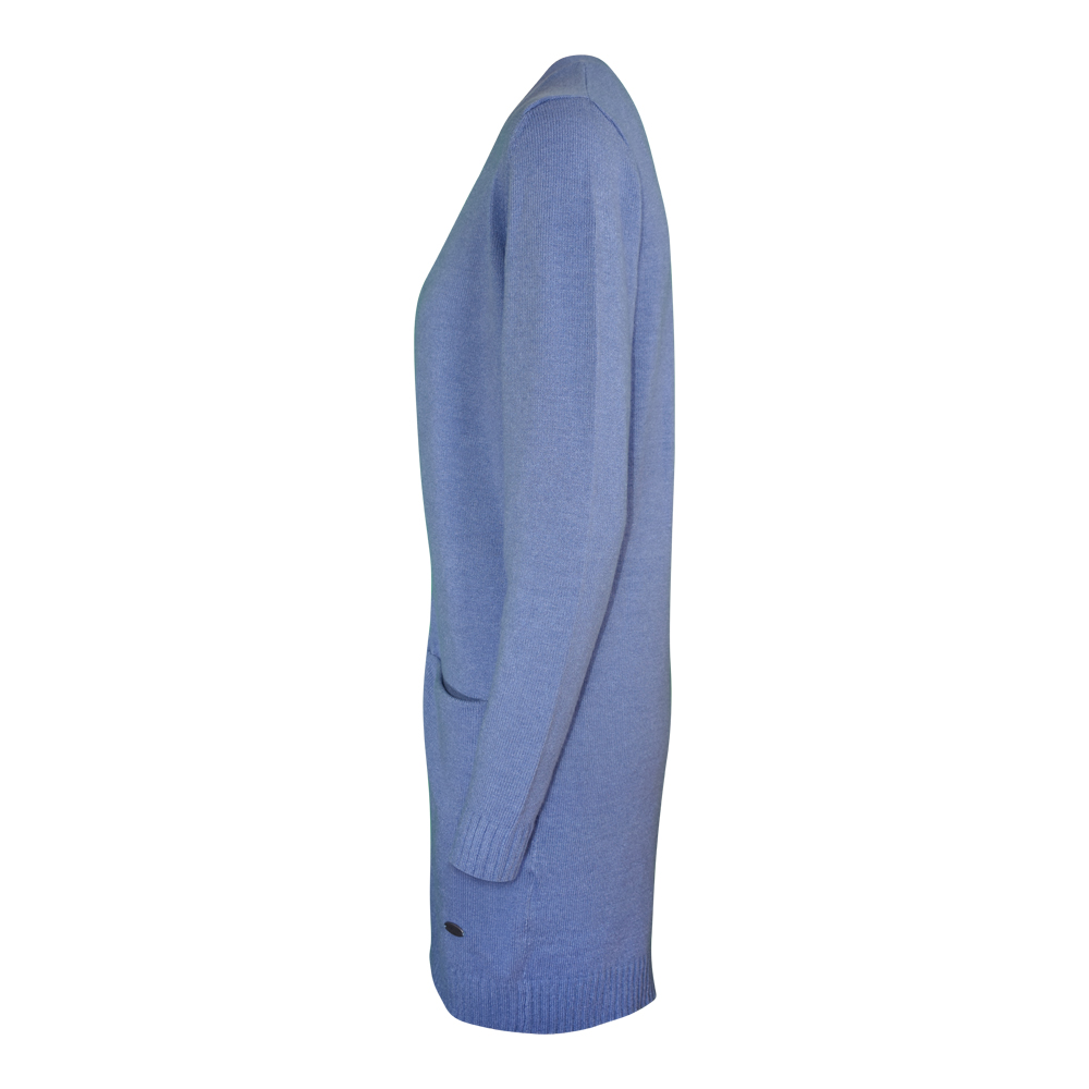 Weibliches Model mit CAMPS BAY Strickjacke in Infinity