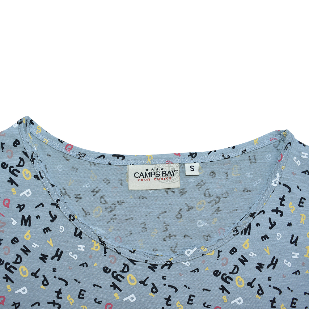 Weibliches Model mit CAMPS BAY T-Shirt in Blue Fog