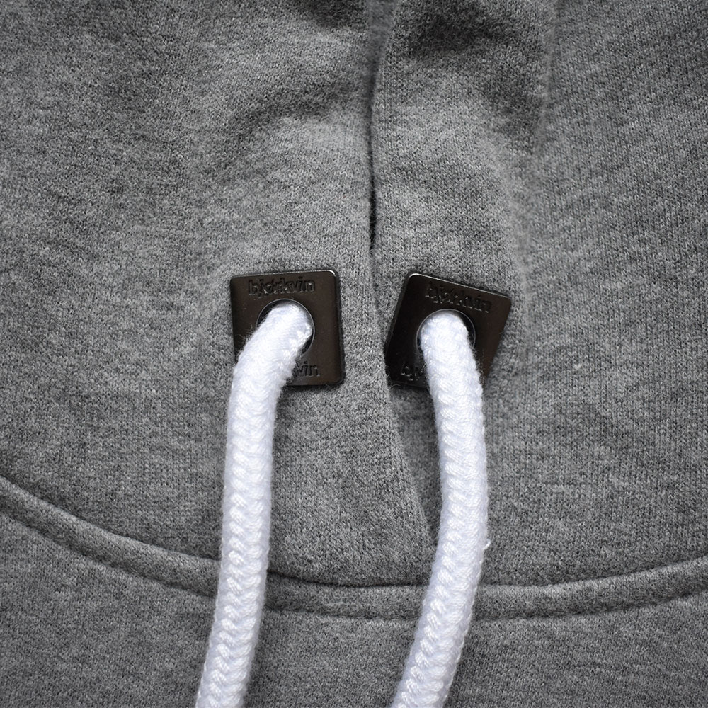 Männliches Model mit Björkvin Hoodie in Silver Melange