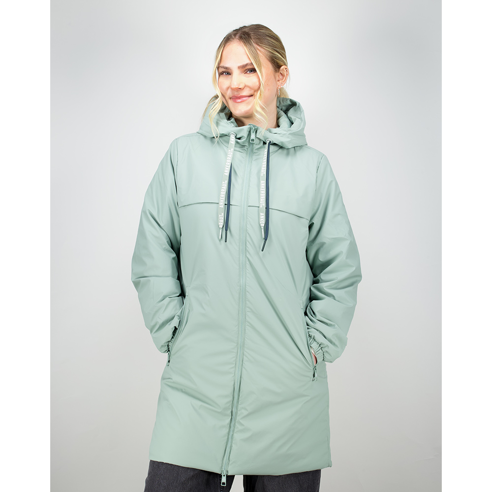 Weibliches Model mit ANKERBRAUT Wetter-Longjacke in Scandi Green