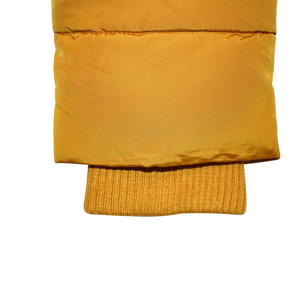 Weibliches Model mit CAMPS BAY Jacke in Golden Yellow