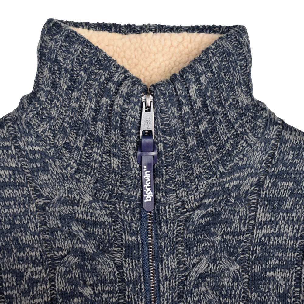 Männliches Model mit Björkvin Outdoor-Strickjacke in Marine