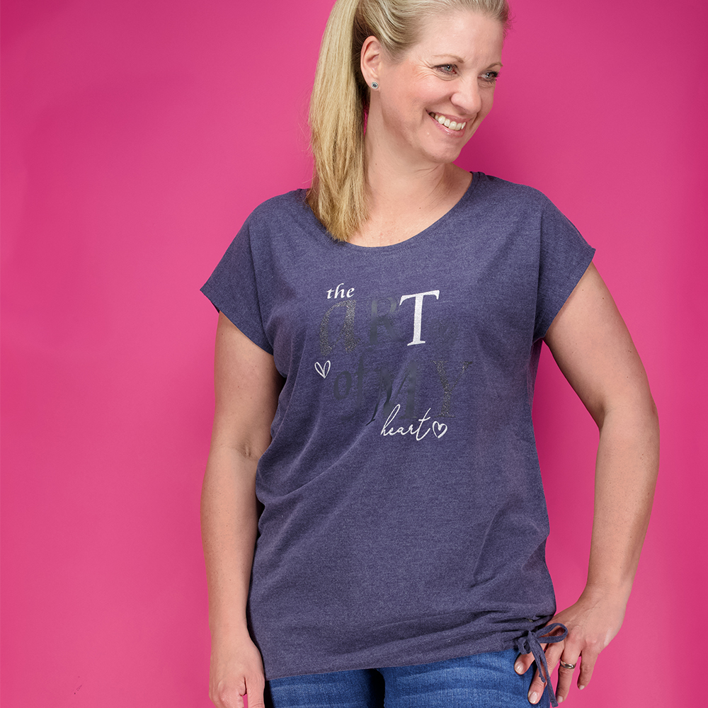 Weibliches Model mit CAMPS BAY T-Shirt in Maritime Blue Melange