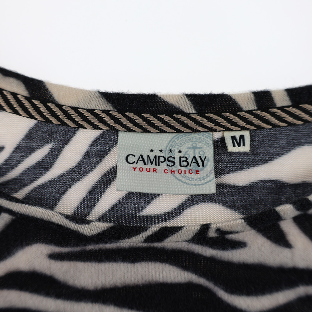 Weibliches Model mit CAMPS BAY Shirt in Beige Zebra