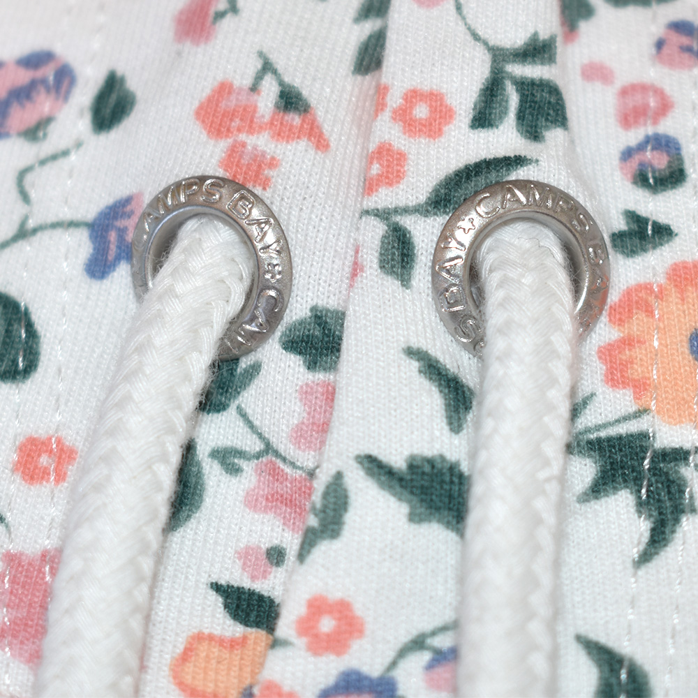 Weibliches Model mit CAMPS BAY Hoodie in Fusion Coral Flowers