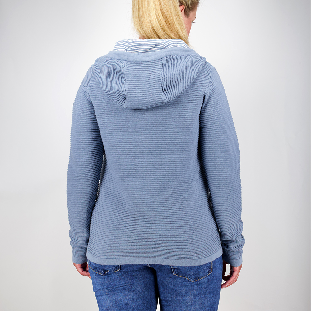 Weibliches Model mit CAMPS BAY Strickjacke in Winward Blue