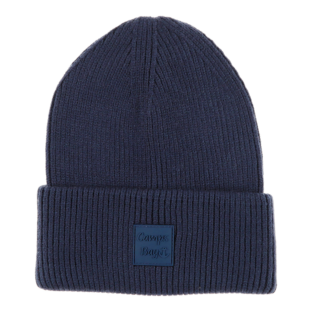 Weibliches Model mit CAMPS BAY Mütze in Navy