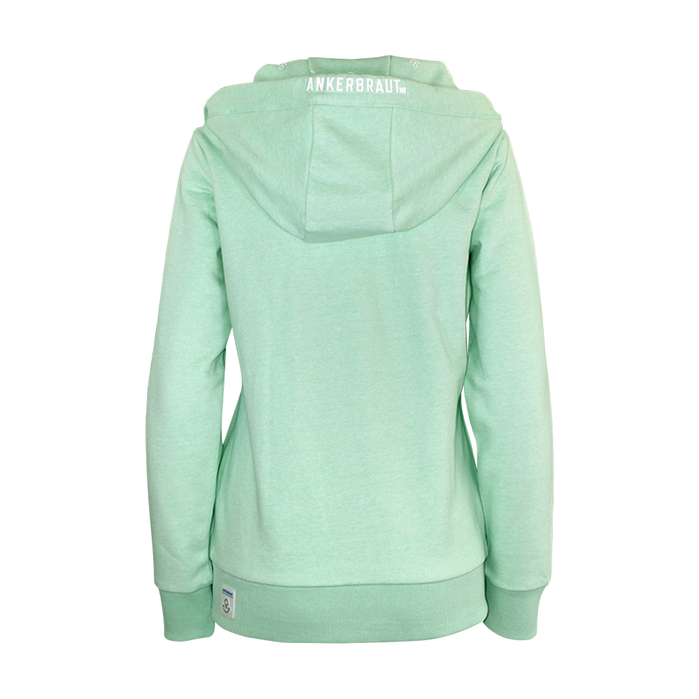 Weibliches Model mit ANKERBRAUT Sweatjacke in Mint Melange