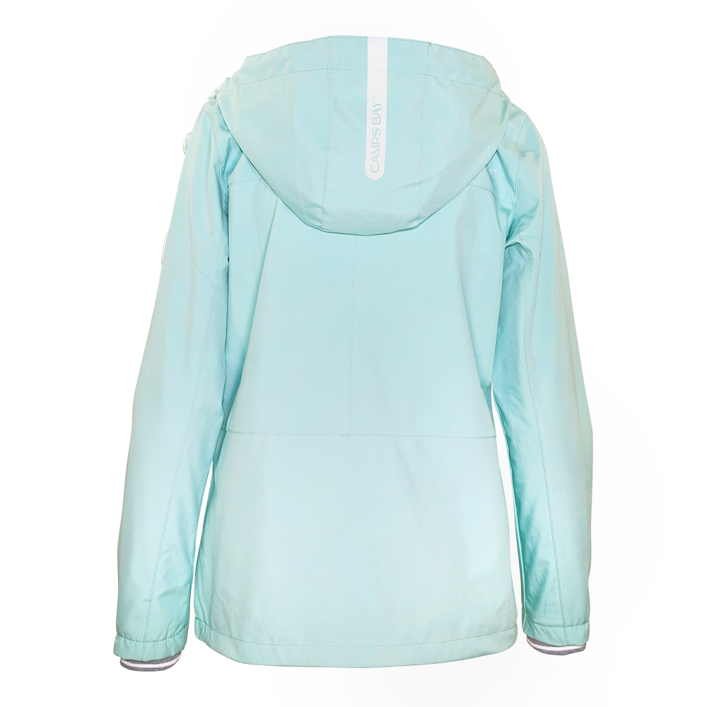 Weibliches Model mit CAMPS BAY Funktionsjacke in Harbour Grey
