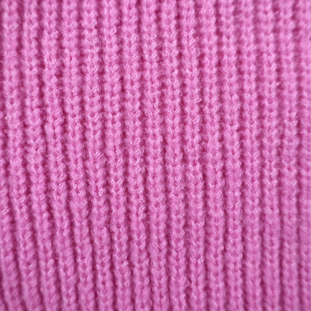 Weibliches Model mit Rock your Day Pullover in Cyclam