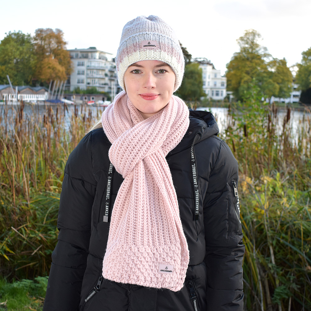 Weibliches Model mit ANKERBRAUT Schal in Rose
