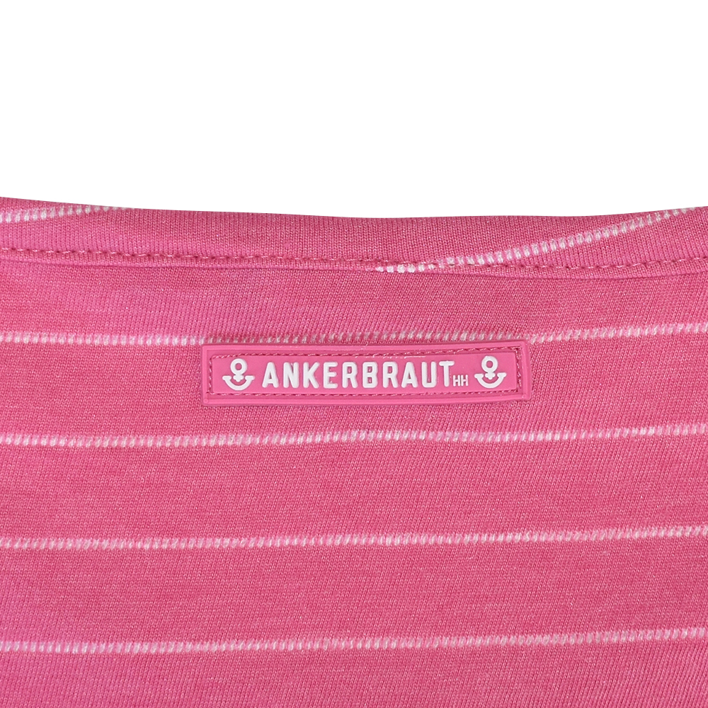 Weibliches Model mit ANKERBRAUT T-Shirt in Wild Orchid