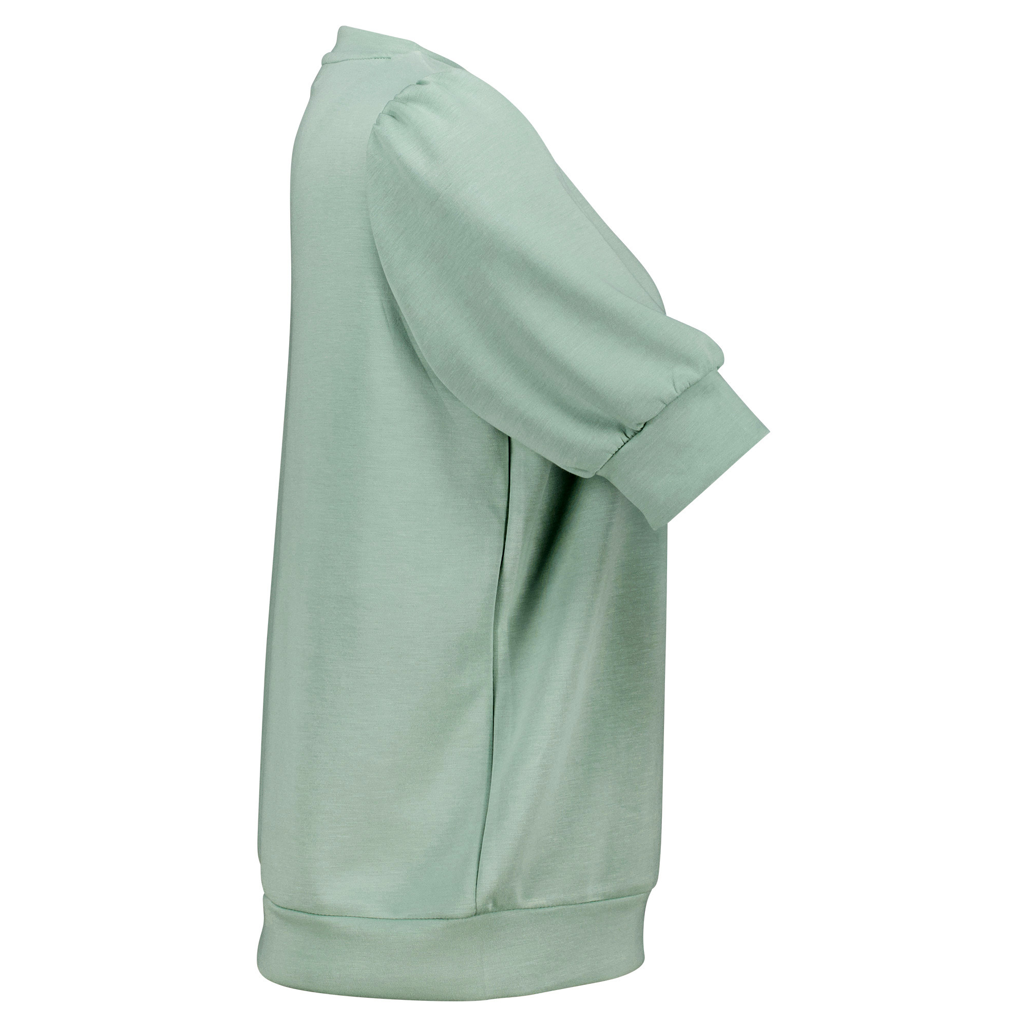 Weibliches Model mit CAMPS BAY Shirt in Mineral Green